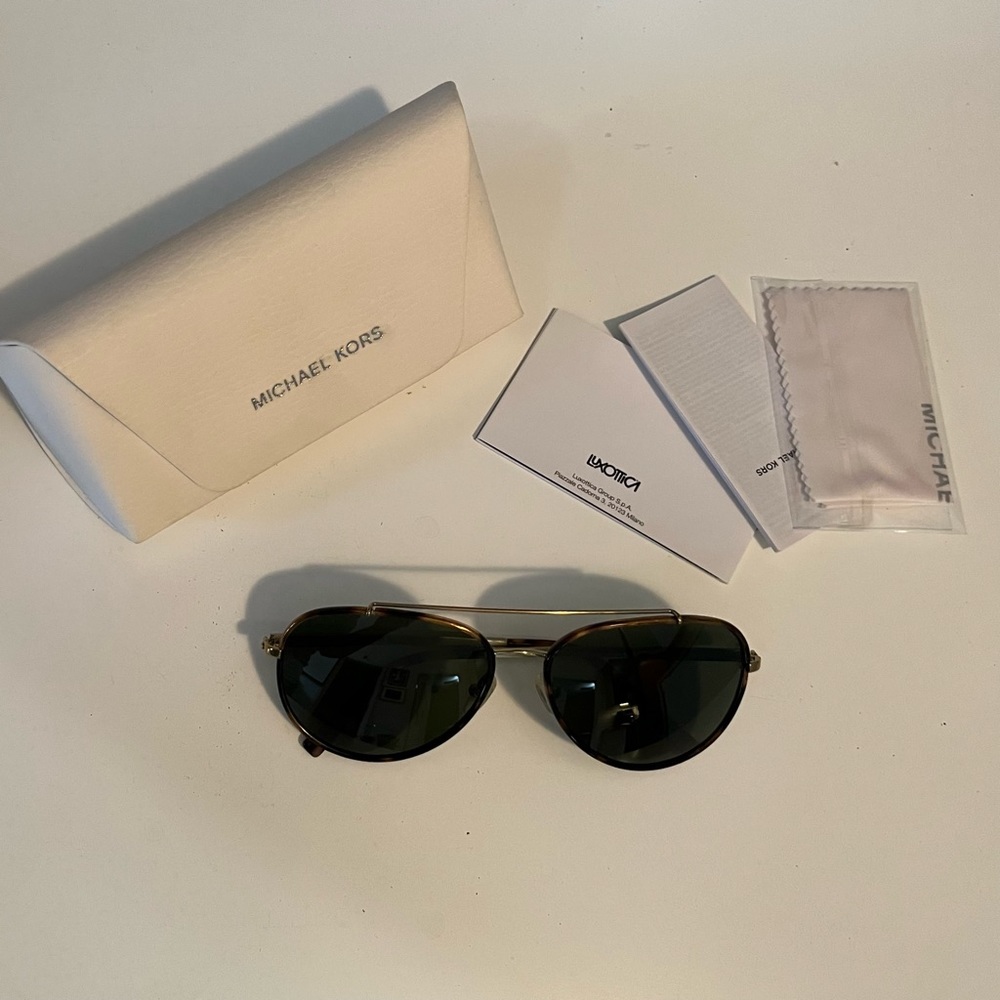 Michael Kors Women’s aviator sunglasses - Picture 2 of 4